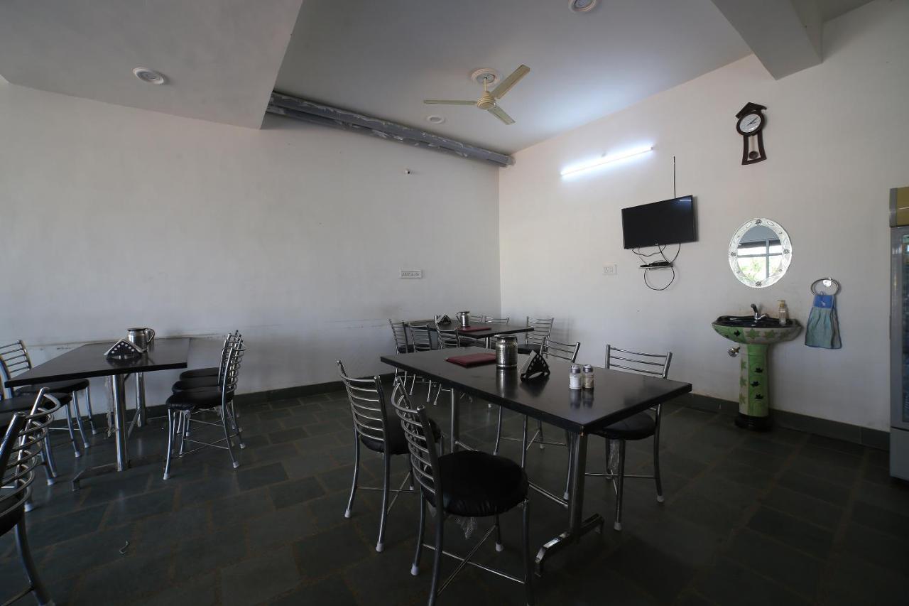 Oyo 37077 Hotel Rawat Ajmer Bagian luar foto